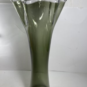 Vintage mundgeblasene Glas Rauchgrau & klare Top Rüschen geschwungene Vase 17,5 in.