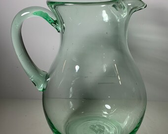 Vintage Pier 1 Imports Krug aus recyceltem grünem Glas, 9 Zoll.