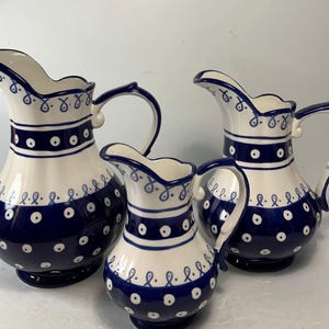 Set di 3 brocche in ceramica Kent Pottery con pois indaco e bianchi - Piccola, Media, Grande
