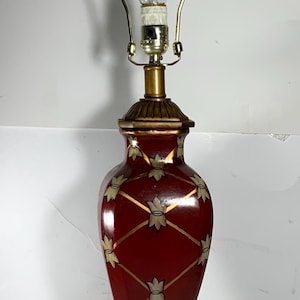 Vintage Rote Keramik Tischlampe mit Gold Vergoldeten Akzenten 30 in.