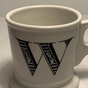 Puede incluir: Un juego de tres tazas de cer&aacute;mica con un acabado mate moteado. Las tazas son en tonos crema, marr&oacute;n claro y marr&oacute;n oscuro. Cada taza tiene un dise&ntilde;o simple y minimalista y un asa redondeada.