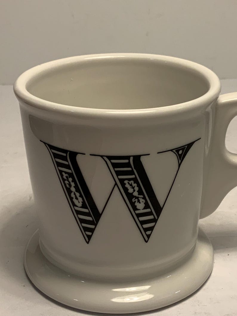 Puede incluir: Un juego de tres tazas de cer&aacute;mica con un acabado mate moteado. Las tazas son en tonos crema, marr&oacute;n claro y marr&oacute;n oscuro. Cada taza tiene un dise&ntilde;o simple y minimalista y un asa redondeada.