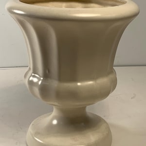 Macetero de cerámica vintage Haeger color marfil con pedestal, 7 pulgadas.