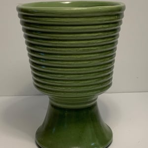 Maceta de cerámica vintage de color verde salvia con pedestal acanalado de 19 cm (7,5 pulgadas).