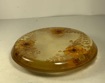 Vintage onderzetter met ronde vorm van Lucite/hars geperste bloem 7 inch