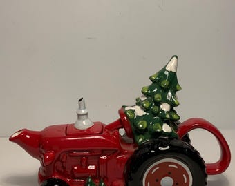 Teiera in ceramica Blue Sky Clayworks Heather Goldminc Red Tractor Holiday da 25 cm.