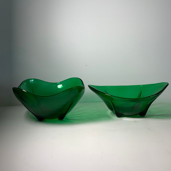 Set of 2 Vintage Anchor Hocking Emerald Green Glass Bowls