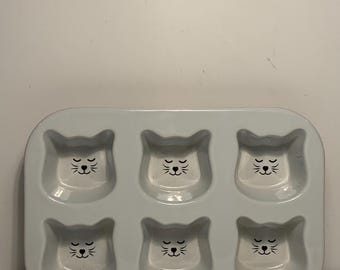 Molde para muffins de cerámica con forma de gato de Strawberry Street, 11 pulgadas.