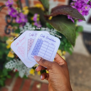 Puede incluir: Tres plantillas de recibos de caja con diferentes fondos de colores. Las plantillas están etiquetadas como "Barbie Hot Pink", "Purple Pink Blend" y "Violet Purple". Cada plantilla tiene una columna para "Bills", "Quantity" y "Total".