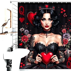 Op de afbeelding: Een zwart en rood douchegordijn met een vrouw met zwart haar en een kroon, die een rood hart vasthoudt. De vrouw draagt een zwarte jurk met kantdetails en heeft tatoeages op haar armen. De achtergrond is zwart met rode harten en bloemen.