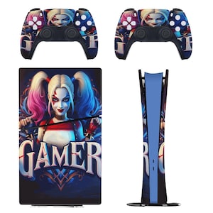 Könnte beinhalten: Ein Set aus Playstation 5 Konsolen- und Controller-Skins mit einer farbenfrohen Illustration von Harley Quinn und dem Wort "GAMER" in einer stilisierten Schrift.