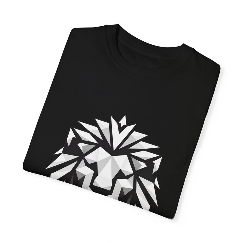 Polygonaler Löwe-Schwarz-Weiß-Unisex Garment-Dyed T-Shirt Bild 5