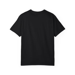 Polygonaler Löwe-Schwarz-Weiß-Unisex Garment-Dyed T-Shirt Bild 4