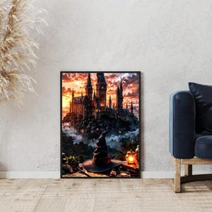 Könnte beinhalten: Ein gerahmter Druck eines dunklen Schlosses mit einem dramatischen Sonnenuntergangshimmel. Das Schloss ist von Bäumen und Nebel umgeben. Ein schwarzer Hexenhut liegt im Vordergrund mit einer Laterne und anderen magischen Gegenständen.