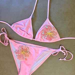 Bikini con apliques florales rosas hecho a mano / Bikini triangular llamativo / Hecho a pedido