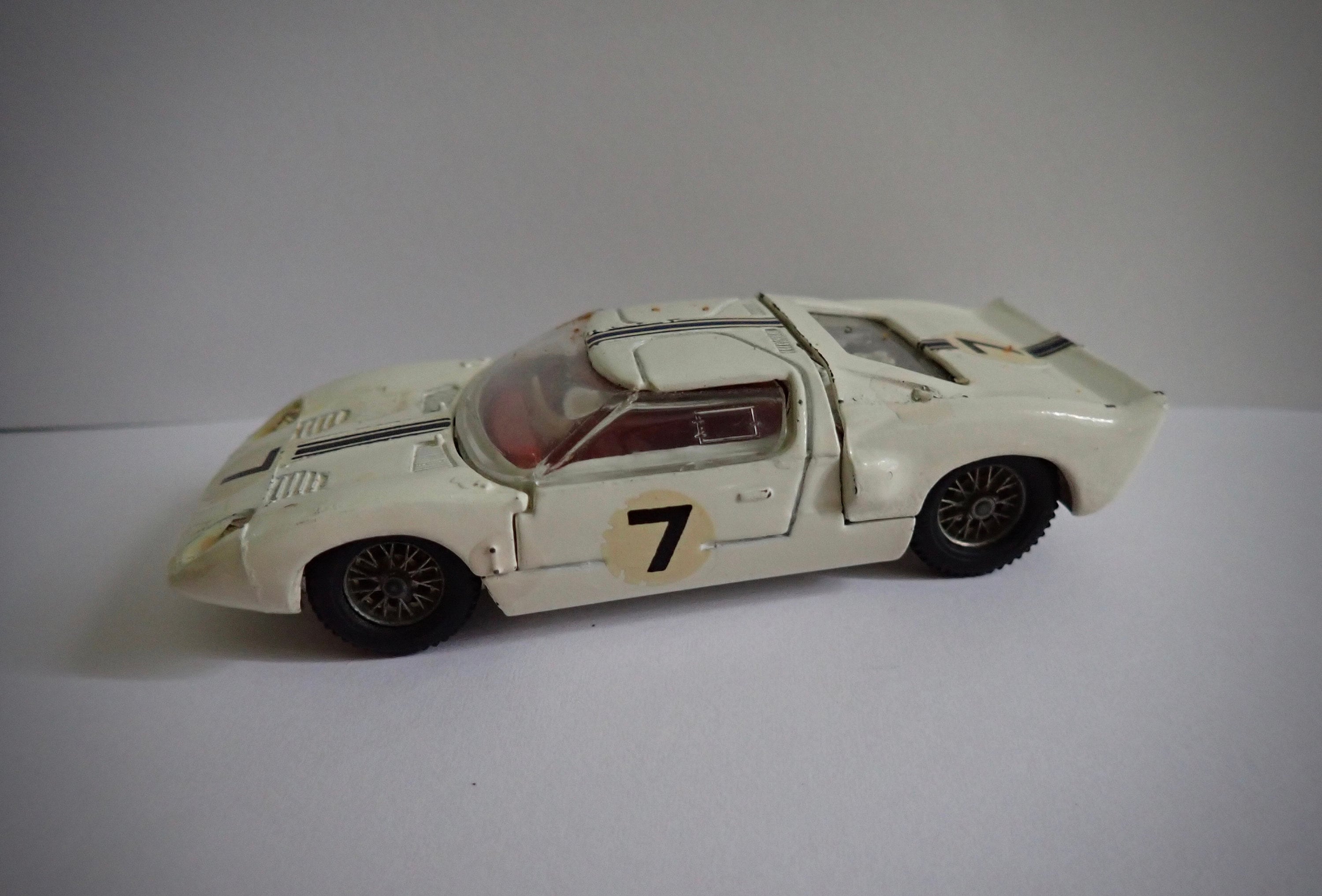 Dinky Toys 215 – Ford GT 40 – Miniature Ancienne – Métal – Collection – Occasion