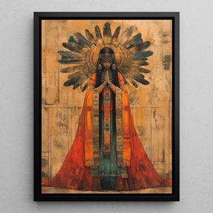 Può includere: Un dipinto di una donna con una veste colorata e un copricapo di piume. È in piedi con le mani giunte in preghiera.