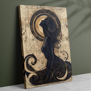 Puede incluir: Una silueta negra y dorada de una mujer con el pelo largo, sobre un fondo de patrones en espiral y un diseño circular. La mujer mira hacia arriba, y la imagen tiene un aspecto vintage.