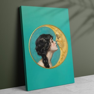 Op de afbeelding: Een turquoise canvas print toont een vrouw met donker haar in een vlecht, tegenover een gouden halve maan met een gezicht. Het gezicht van de vrouw is dicht bij het gezicht van de maan. Het kunstwerk is omlijst met een gouden rand.