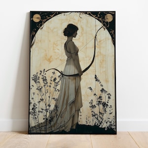 Pode incluir: Impress&atilde;o art&iacute;stica com uma mulher em um vestido branco esvoa&ccedil;ante segurando um arco e flecha. A obra de arte tem uma est&eacute;tica vintage com uma moldura preta, um fundo creme e detalhes florais pretos. A mulher est&aacute; em p&eacute; em um campo de grama alta.