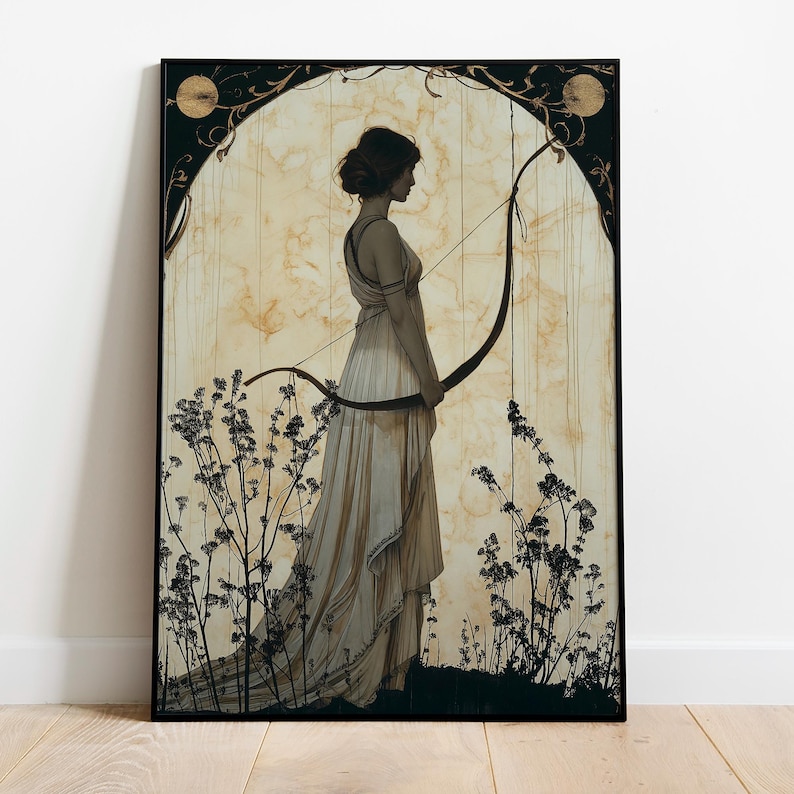 Pode incluir: Impress&atilde;o art&iacute;stica com uma mulher em um vestido branco esvoa&ccedil;ante segurando um arco e flecha. A obra de arte tem uma est&eacute;tica vintage com uma moldura preta, um fundo creme e detalhes florais pretos. A mulher est&aacute; em p&eacute; em um campo de grama alta.