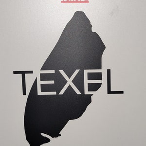 Könnte beinhalten: Eine schwarze Silhouette der Insel Texel, Niederlande, mit dem Wort "TEXEL" in weißen Buchstaben über der Insel. Der Text "Texel 1" ist in rot über der Insel geschrieben.
