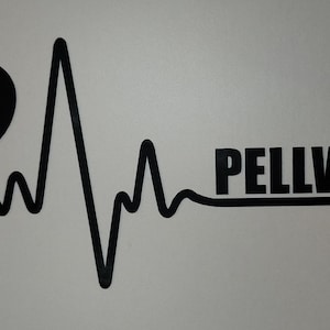 Könnte beinhalten: Schwarzweißgrafik eines Herzens mit einer Herzschlaglinie und dem Wort "PELLWORM" in schwarzem Text.