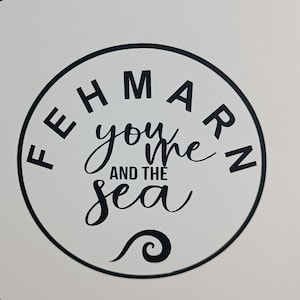 Puede incluir: Pegatina circular en blanco y negro con el texto "FEHMARN you me and the sea" y un diseño de ola estilizado.