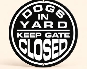 Può includere: Un cartello circolare in metallo nero con testo bianco che recita DOGS IN YARD KEEP GATE CLOSED. Il cartello presenta un bordo bianco e due piccoli fori di montaggio al centro in alto e in basso, progettato per una chiara visibilità.