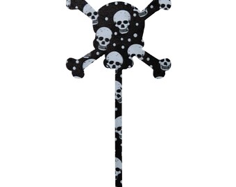 Czarne akrylowe ozdoby na babeczki z nadrukiem czaszki: dekoracja na imprezę halloweenową (opakowanie 12 sztuk)