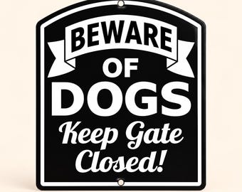 Può includere: Una targa rettangolare in metallo nero con parte superiore arcuata e due fori di montaggio. La targa presenta un testo bianco che recita BEWARE OF DOGS e Keep Gate Closed! in un carattere sans-serif in grassetto e un carattere corsivo.