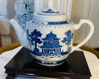 Vintage blue willow teapot