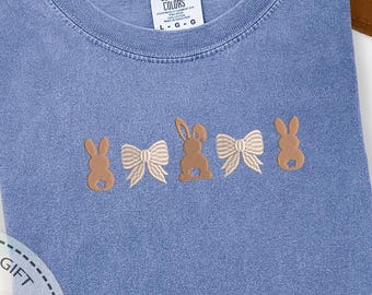 Camisa de conejo bordado, camisa con lazo de conejo, colores cómodos, camiseta de Pascua coqueta, camiseta de conejo bordado, ropa de Pascua para mujer, camisa con aires primaverales