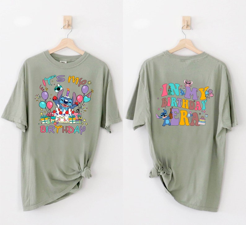 Puede incluir: Una camiseta verde con un personaje azul Stitch en la parte delantera. La camiseta dice "It's my birthday" en letras de colores. La parte posterior de la camiseta dice "In my birthday era" en letras de colores con un personaje Stitch en la parte posterior.