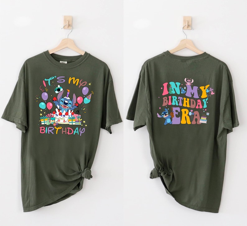 Puede incluir: Dos camisetas verdes con un personaje azul Stitch. La camiseta delantera dice "Es mi cumplea&ntilde;os" y la camiseta trasera dice "En mi era de cumplea&ntilde;os".