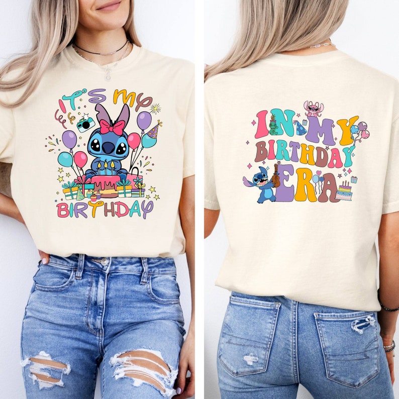 Puede incluir: Una camiseta beige claro con un personaje azul Stitch sosteniendo un pastel de cumplea&ntilde;os con velas. El texto "It's my birthday" est&aacute; impreso en la parte delantera de la camiseta. La parte posterior de la camiseta tiene el texto "In my birthday era" con un personaje azul Stitch sosteniendo un instrumento musical.