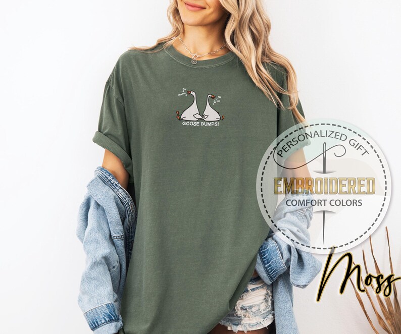 Pu&ograve; includere: T-shirt verde muschio con un disegno ricamato di due oche e le parole "goose bumps". La maglietta fa parte della collezione "Comfort Colors" ed &egrave; un regalo personalizzato.