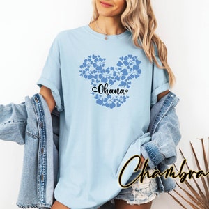 Puede incluir: Camiseta azul claro con una silueta de Mickey Mouse floral azul y la palabra "Ohana" en texto negro.