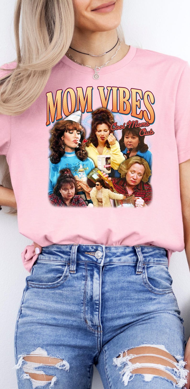 Puede incluir: Camiseta rosa con un gr&aacute;fico de un collage de mujeres con el texto "MOM VIBES Cool Moms Club".