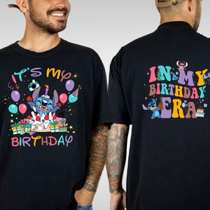 Puede incluir: Camiseta negra con un personaje azul Stitch en la parte delantera. El texto "It's my birthday" est&aacute; impreso en colores arco&iacute;ris. La parte posterior de la camiseta tiene el texto "In my birthday era" impreso en colores arco&iacute;ris.