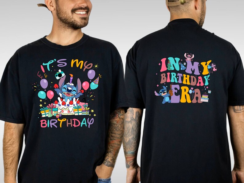 Puede incluir: Camiseta negra con un personaje azul Stitch en la parte delantera. El texto "It's my birthday" est&aacute; impreso en colores arco&iacute;ris. La parte posterior de la camiseta tiene el texto "In my birthday era" impreso en colores arco&iacute;ris.