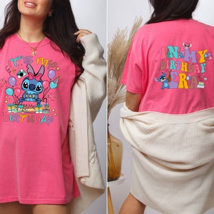 Puede incluir: Camiseta rosa con un personaje azul Stitch sosteniendo un pastel de cumplea&ntilde;os y el texto "It's my birthday". La parte posterior de la camiseta tiene el texto "In my birthday era" con un personaje Stitch.