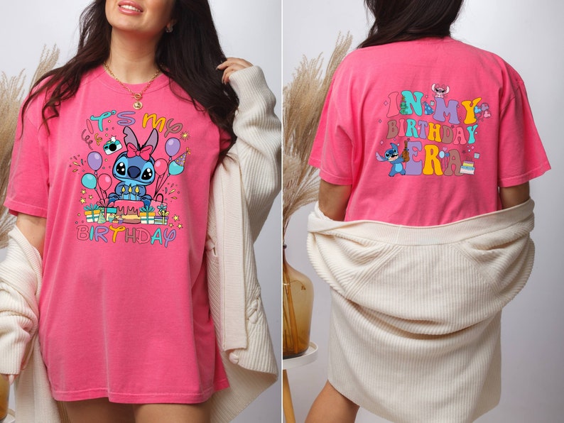 Puede incluir: Camiseta rosa con un personaje azul Stitch sosteniendo un pastel de cumplea&ntilde;os y el texto "It's my birthday". La parte posterior de la camiseta tiene el texto "In my birthday era" con un personaje Stitch.