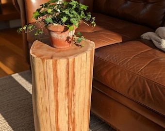 Sidobord med röd cederträstubbe: Rustikt växtställ med live edge