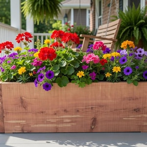 Peut inclure: Un bac rectangulaire en bois rempli de fleurs vibrantes. Les fleurs comprennent des géraniums rouges, des pétunias violets, des soucis jaunes et des fleurs roses. Le bac est sur un porche, suggérant une décoration extérieure.