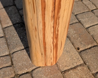 Mesa lateral de toco de cedro vermelho: suporte rústico para plantas com bordas vivas