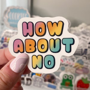 Op de afbeelding: Een witte sticker met een regenboogkleurig verloop. De sticker zegt "How about no" in grote, kleurrijke letters.