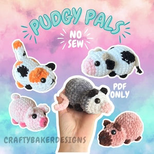 Op de afbeelding: Een verzameling van vijf handgemaakte gehaakte knuffels in verschillende kleuren. De dieren zijn onder meer een kat, een koe, een varken, een opossum en een nijlpaard. De tekst "PUDGY PALS" en "NO SEW" staan bovenaan en "PDF ONLY" staat rechts.