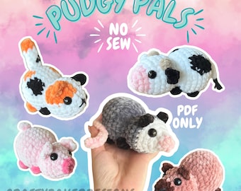 Op de afbeelding: Een verzameling van vijf handgemaakte gehaakte knuffels in verschillende kleuren. De dieren zijn onder meer een kat, een koe, een varken, een opossum en een nijlpaard. De tekst "PUDGY PALS" en "NO SEW" staan bovenaan en "PDF ONLY" staat rechts.