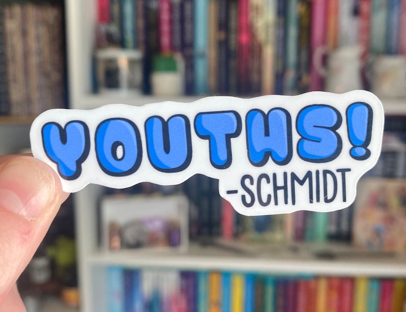 以下が含まれることがあります： 「YOUTHS! -SCHMIDT」と書いてある青い文字の白いステッカー。文字はバブルフォントです。